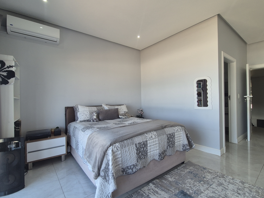 6 Bedroom Property for Sale in Tinley Manor KwaZulu-Natal