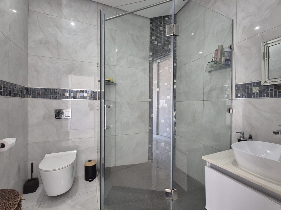 6 Bedroom Property for Sale in Tinley Manor KwaZulu-Natal