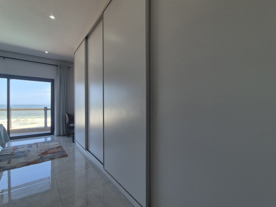 6 Bedroom Property for Sale in Tinley Manor KwaZulu-Natal