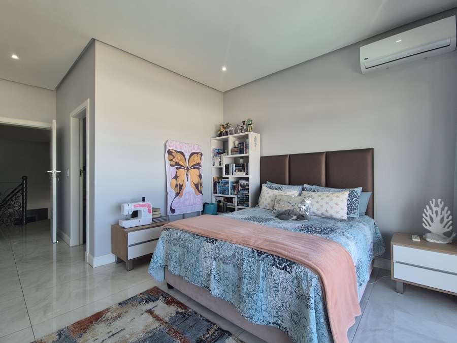 6 Bedroom Property for Sale in Tinley Manor KwaZulu-Natal