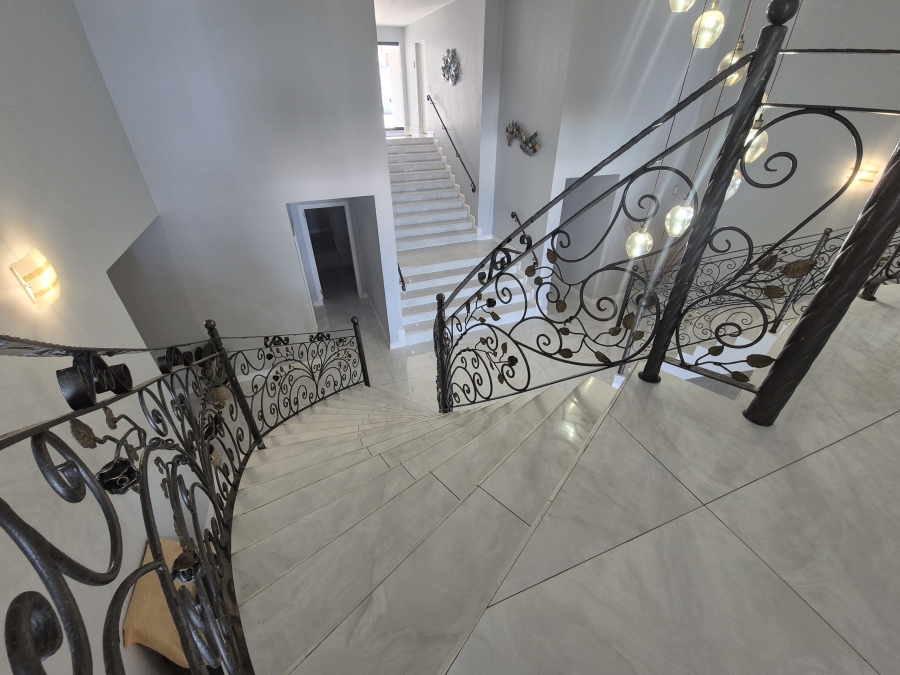 6 Bedroom Property for Sale in Tinley Manor KwaZulu-Natal