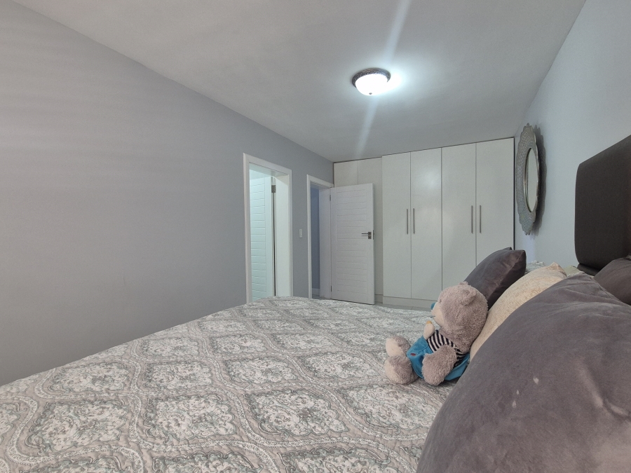 6 Bedroom Property for Sale in Tinley Manor KwaZulu-Natal