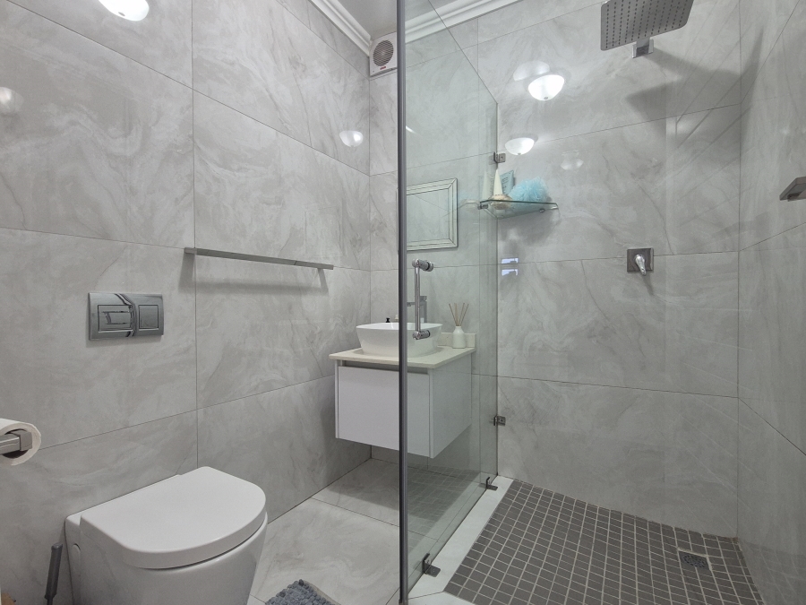 6 Bedroom Property for Sale in Tinley Manor KwaZulu-Natal