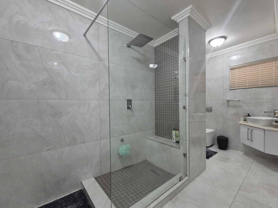 6 Bedroom Property for Sale in Tinley Manor KwaZulu-Natal