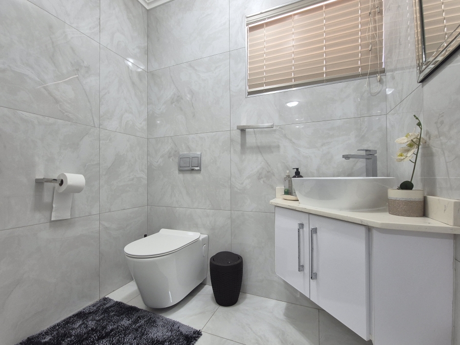 6 Bedroom Property for Sale in Tinley Manor KwaZulu-Natal