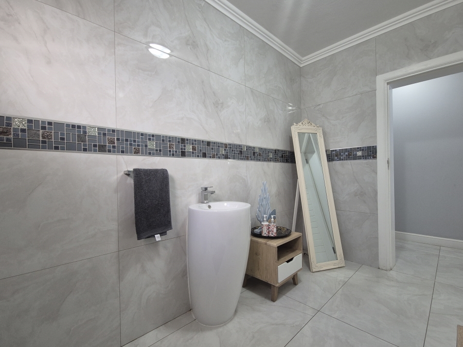 6 Bedroom Property for Sale in Tinley Manor KwaZulu-Natal