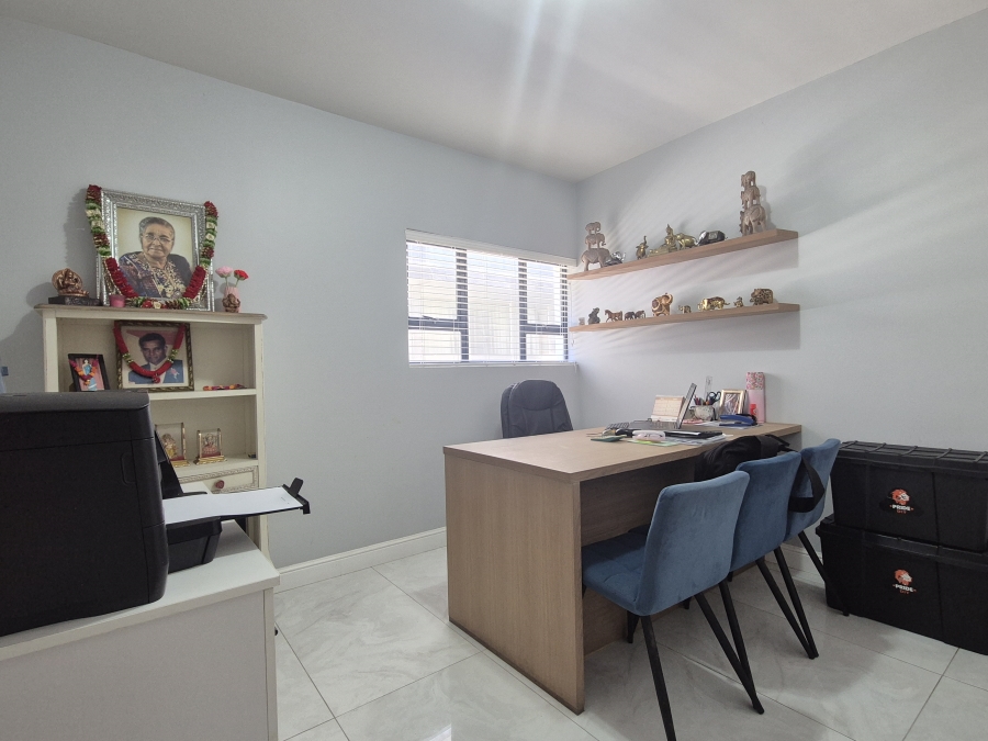 6 Bedroom Property for Sale in Tinley Manor KwaZulu-Natal