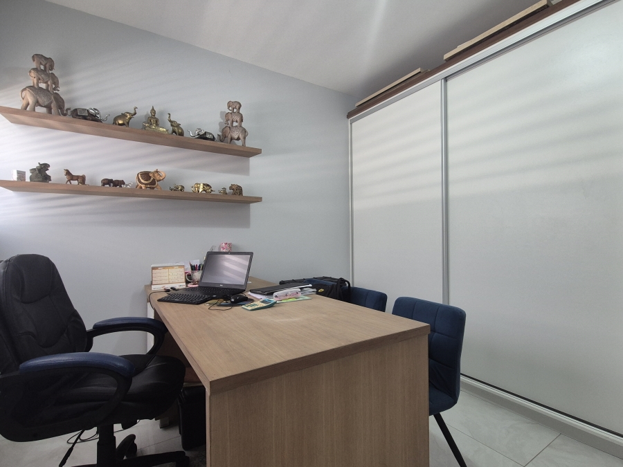 6 Bedroom Property for Sale in Tinley Manor KwaZulu-Natal