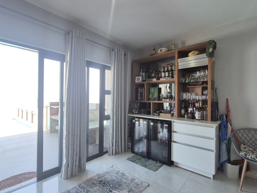 6 Bedroom Property for Sale in Tinley Manor KwaZulu-Natal