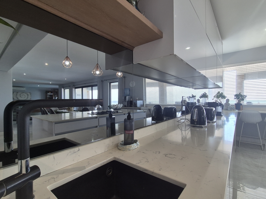 6 Bedroom Property for Sale in Tinley Manor KwaZulu-Natal