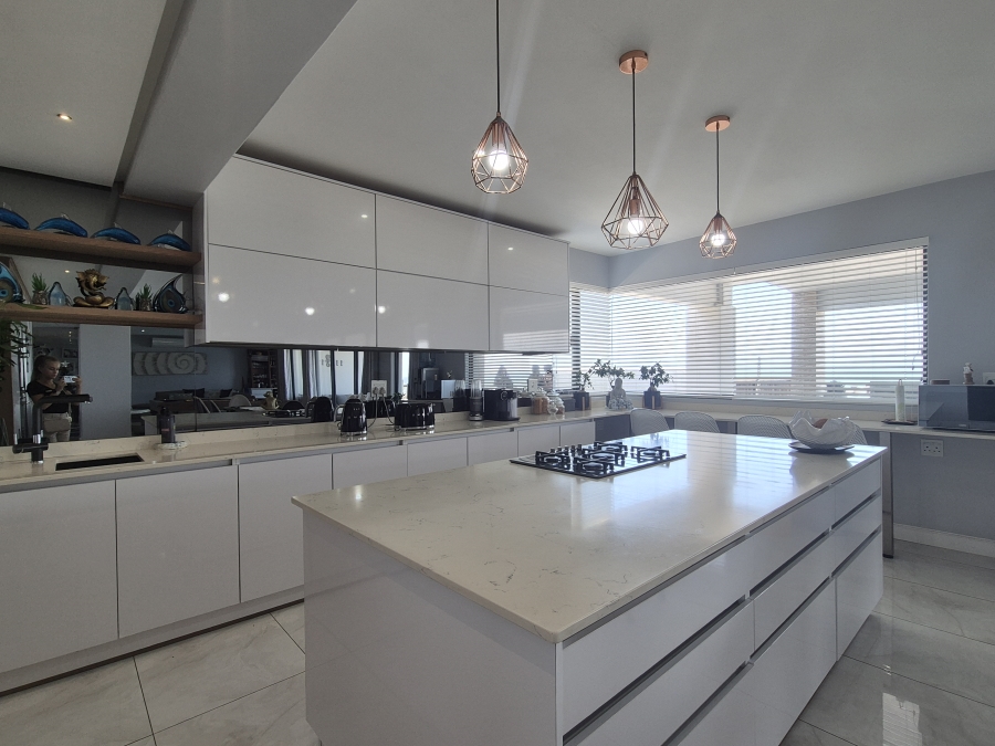 6 Bedroom Property for Sale in Tinley Manor KwaZulu-Natal