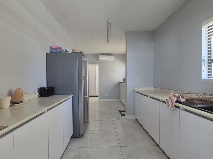 6 Bedroom Property for Sale in Tinley Manor KwaZulu-Natal