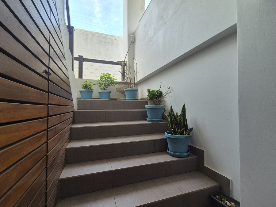 6 Bedroom Property for Sale in Tinley Manor KwaZulu-Natal