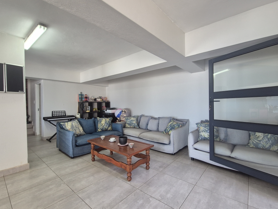 6 Bedroom Property for Sale in Tinley Manor KwaZulu-Natal