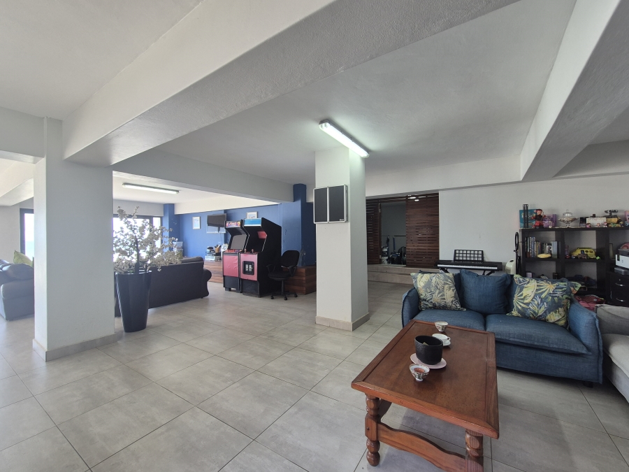 6 Bedroom Property for Sale in Tinley Manor KwaZulu-Natal