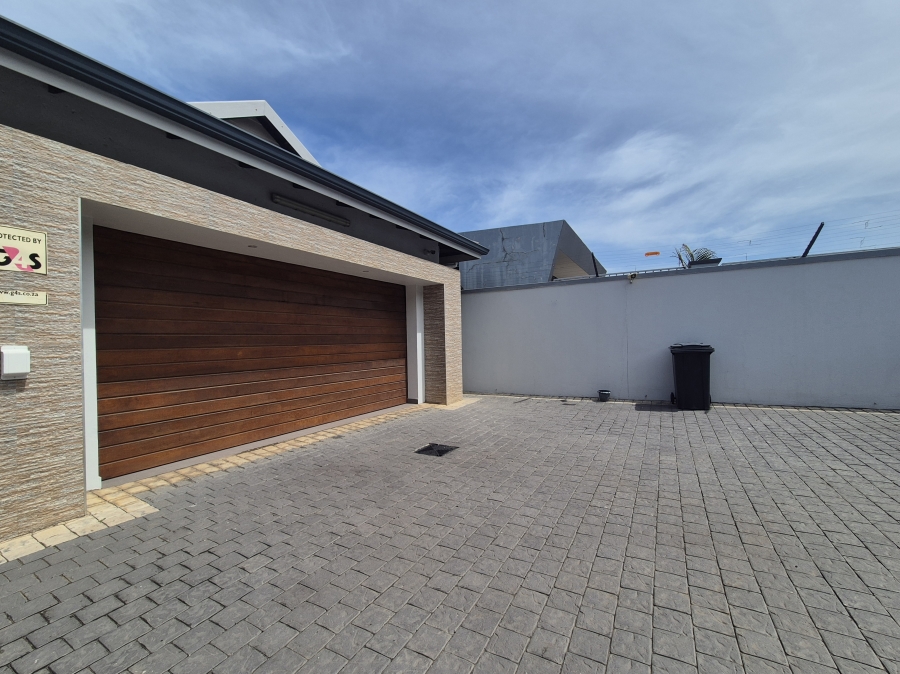 6 Bedroom Property for Sale in Tinley Manor KwaZulu-Natal