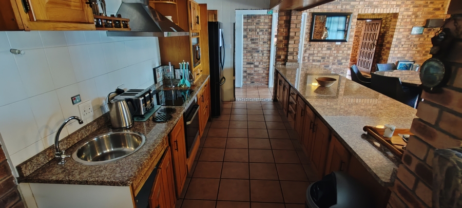 5 Bedroom Property for Sale in Uvongo KwaZulu-Natal