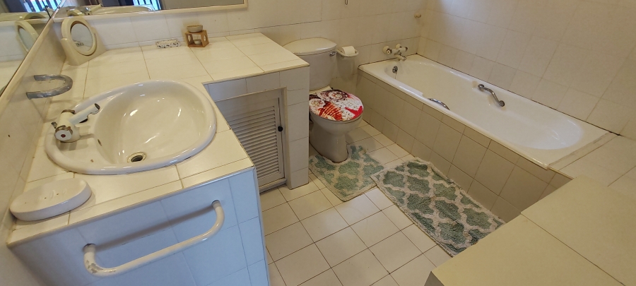 5 Bedroom Property for Sale in Uvongo KwaZulu-Natal