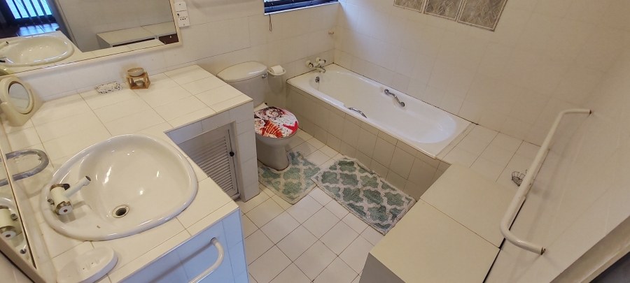 5 Bedroom Property for Sale in Uvongo KwaZulu-Natal