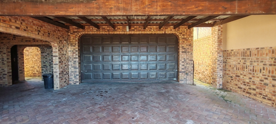 5 Bedroom Property for Sale in Uvongo KwaZulu-Natal