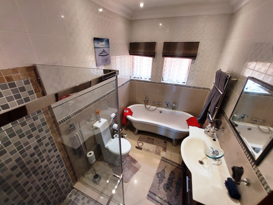 6 Bedroom Property for Sale in Uvongo KwaZulu-Natal