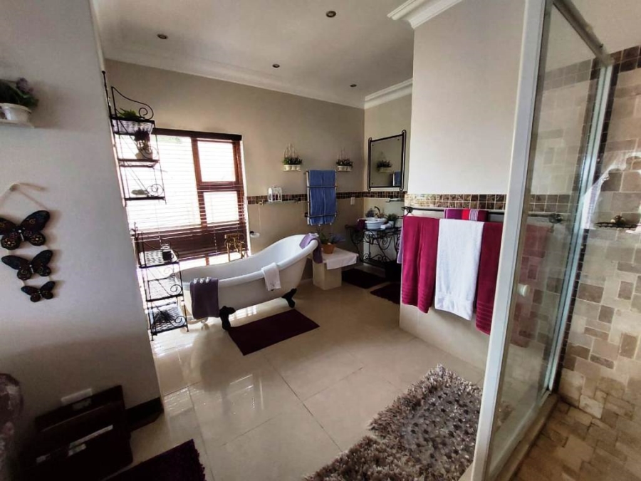 6 Bedroom Property for Sale in Uvongo KwaZulu-Natal