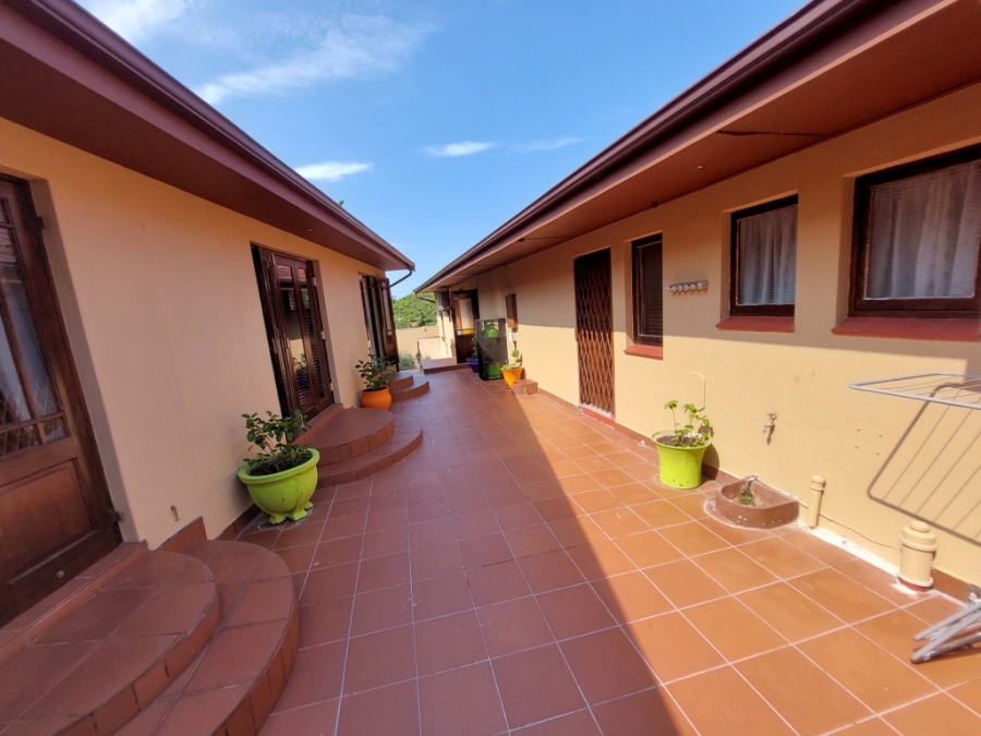 6 Bedroom Property for Sale in Uvongo KwaZulu-Natal