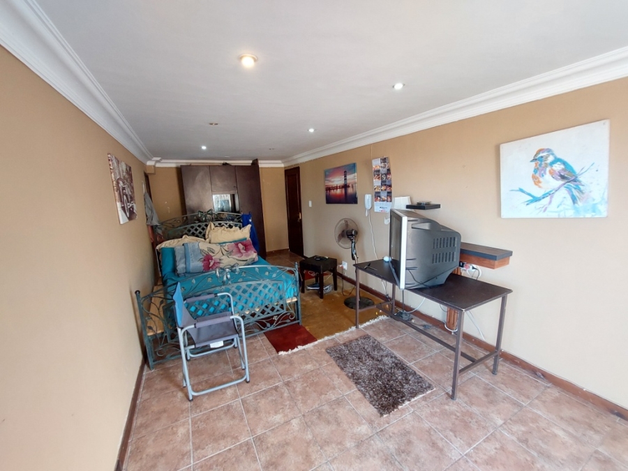 6 Bedroom Property for Sale in Uvongo KwaZulu-Natal