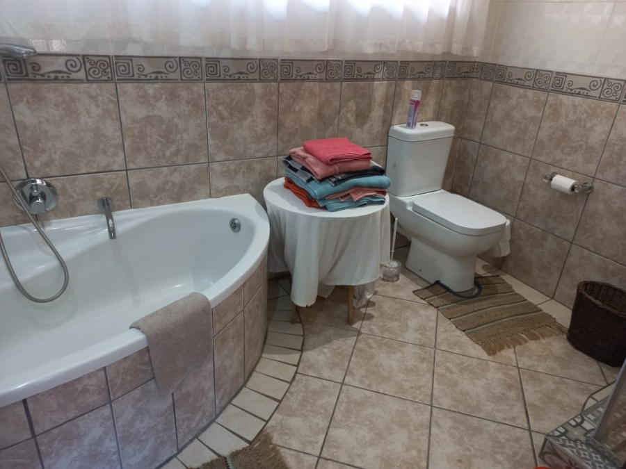 6 Bedroom Property for Sale in Uvongo KwaZulu-Natal