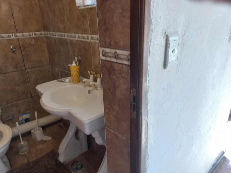 6 Bedroom Property for Sale in Uvongo KwaZulu-Natal