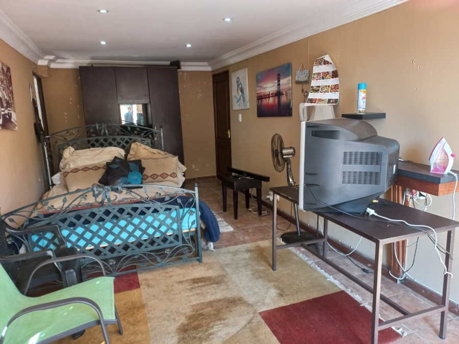 6 Bedroom Property for Sale in Uvongo KwaZulu-Natal