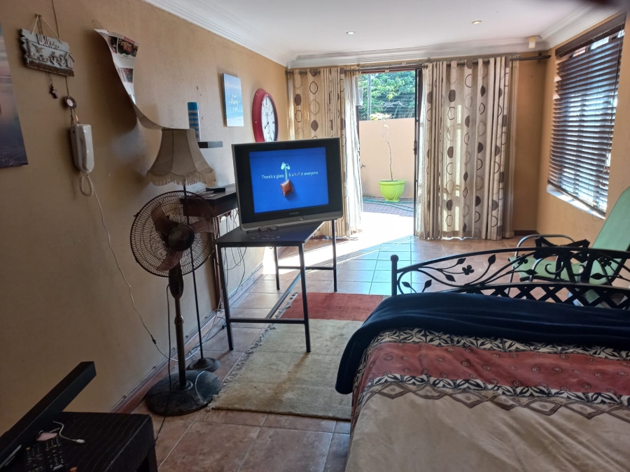 6 Bedroom Property for Sale in Uvongo KwaZulu-Natal