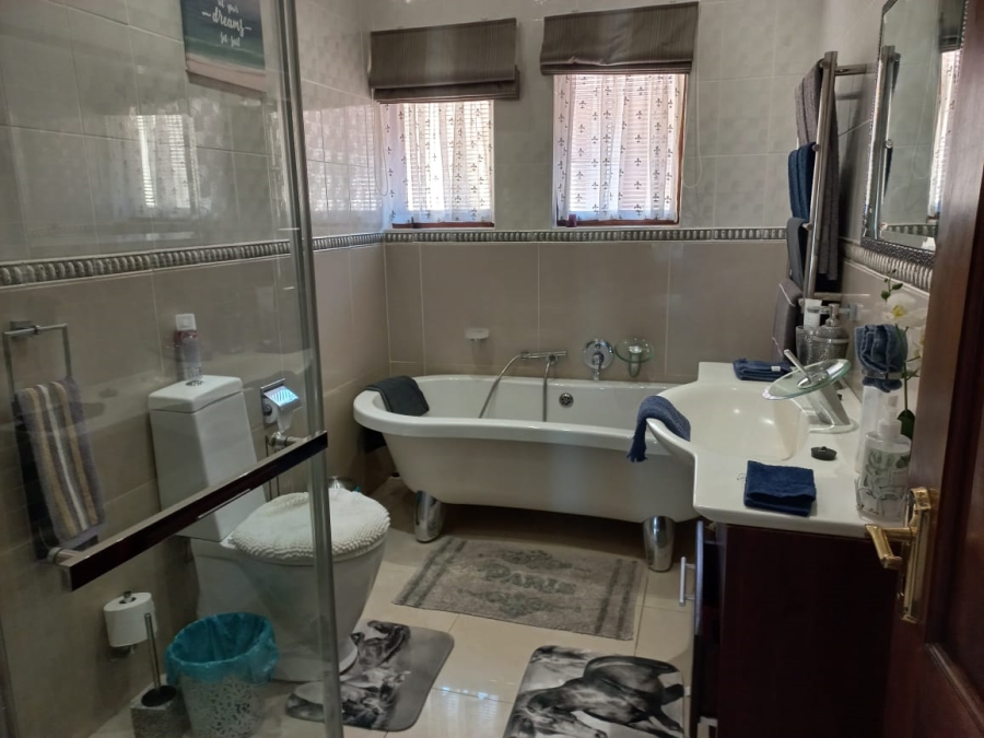 6 Bedroom Property for Sale in Uvongo KwaZulu-Natal