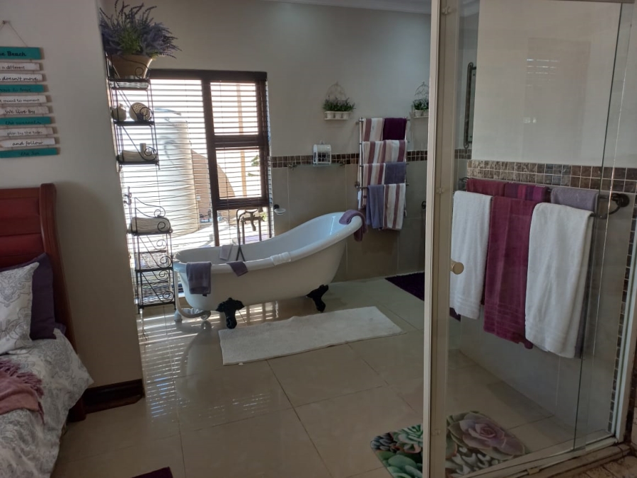 6 Bedroom Property for Sale in Uvongo KwaZulu-Natal