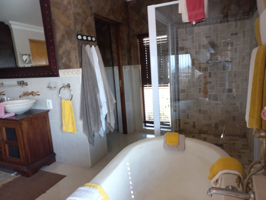 6 Bedroom Property for Sale in Uvongo KwaZulu-Natal