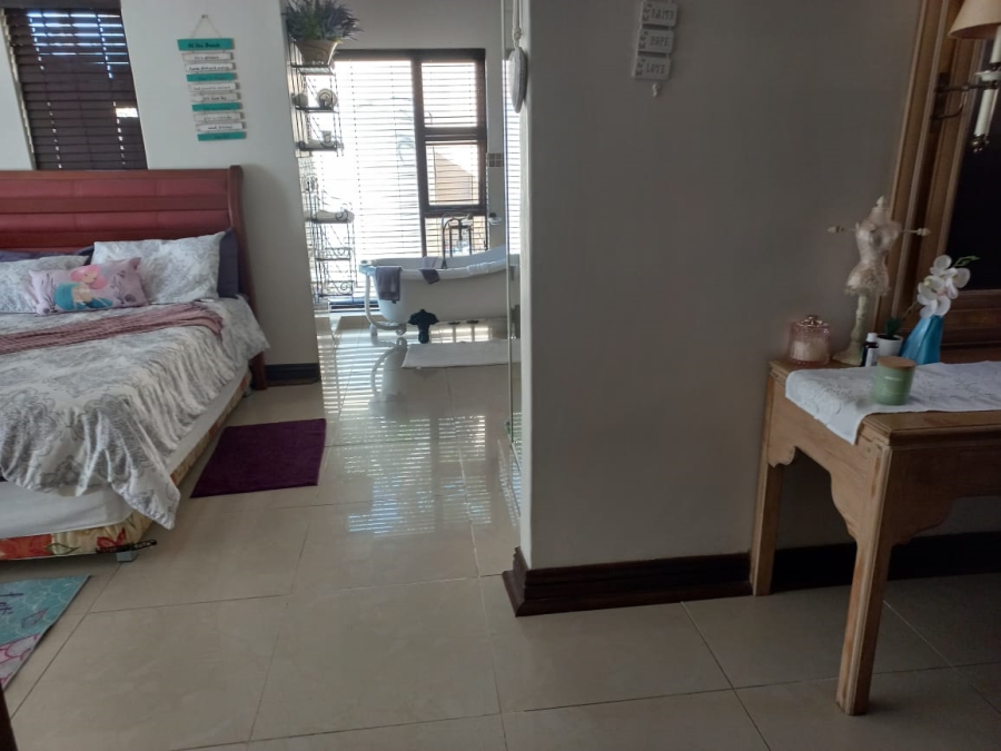 6 Bedroom Property for Sale in Uvongo KwaZulu-Natal