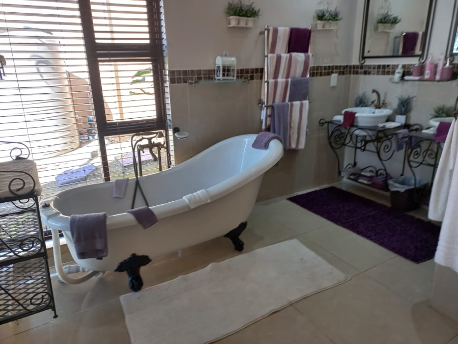 6 Bedroom Property for Sale in Uvongo KwaZulu-Natal