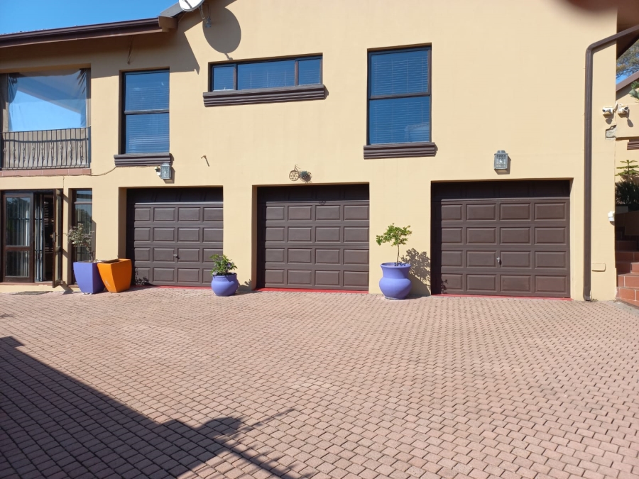 6 Bedroom Property for Sale in Uvongo KwaZulu-Natal