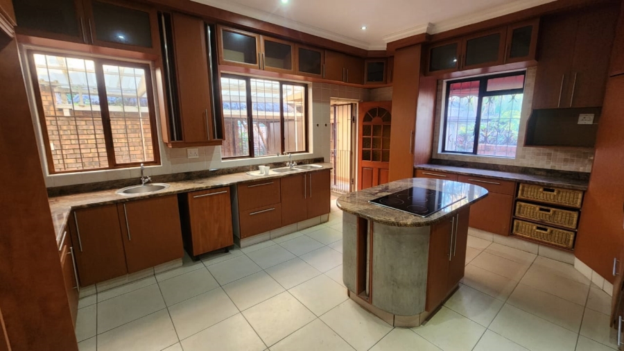 6 Bedroom Property for Sale in Uvongo KwaZulu-Natal