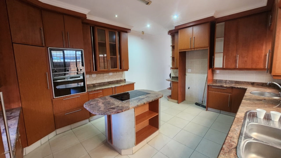 6 Bedroom Property for Sale in Uvongo KwaZulu-Natal