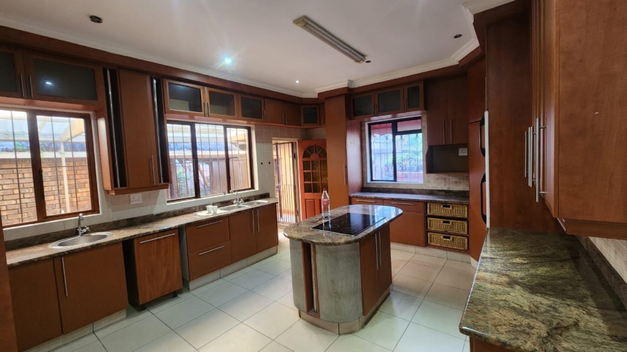 6 Bedroom Property for Sale in Uvongo KwaZulu-Natal