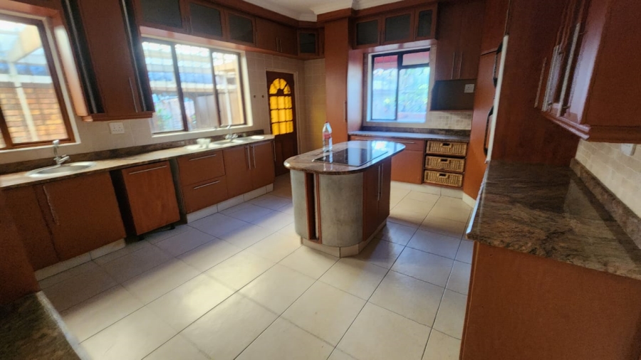 6 Bedroom Property for Sale in Uvongo KwaZulu-Natal