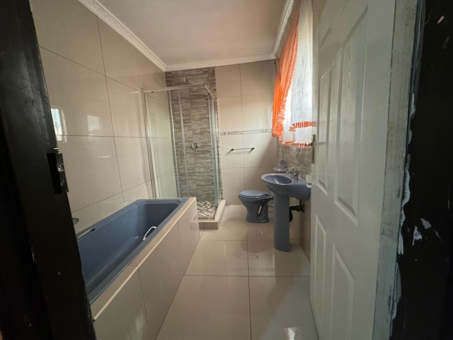 5 Bedroom Property for Sale in Mpophomeni KwaZulu-Natal
