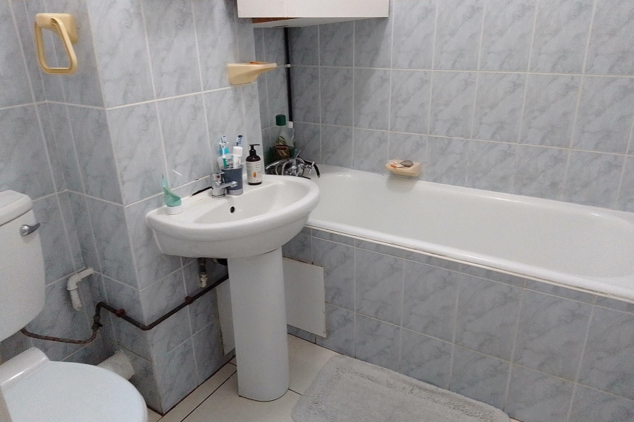 1 Bedroom Property for Sale in Essenwood KwaZulu-Natal