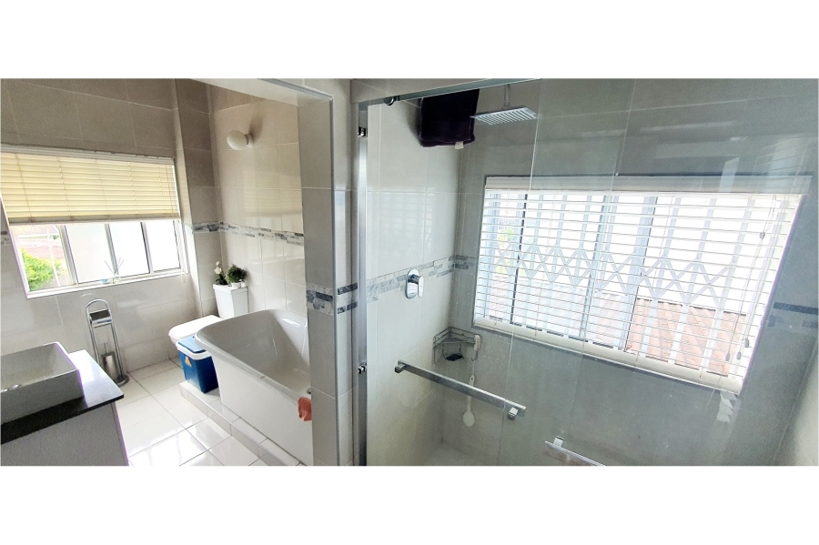 2 Bedroom Property for Sale in Uvongo KwaZulu-Natal