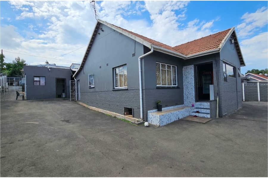 17 Bedroom Property for Sale in Manor KwaZulu-Natal