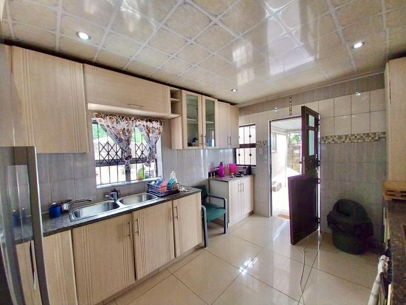 4 Bedroom Property for Sale in Umlazi KwaZulu-Natal
