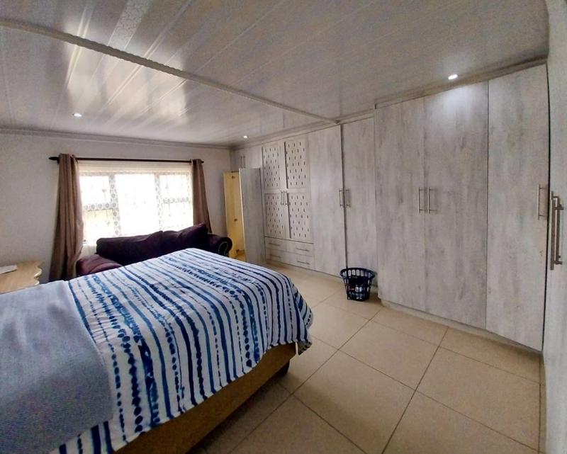 4 Bedroom Property for Sale in Umlazi KwaZulu-Natal