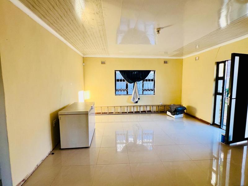 4 Bedroom Property for Sale in Umlazi KwaZulu-Natal