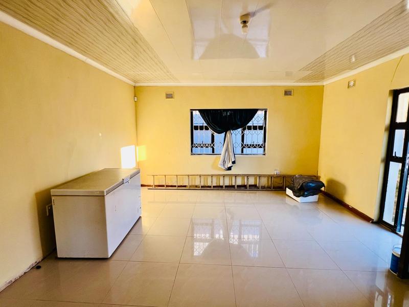 4 Bedroom Property for Sale in Umlazi KwaZulu-Natal